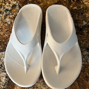 Oofos men’s flip flops